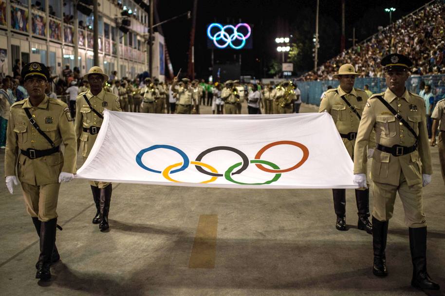 In pieno Carnevale, nonostante l&#39;emergenza Zika, a Rio l&#39;attesa per i Giochi d&#39;agosto si avverte anche al sambodromo, dove la bandiera olimpica  sfilata insieme ad un carro con i cinque cerchi
